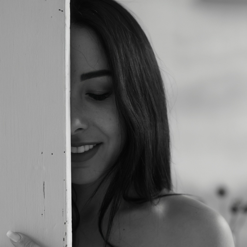 Charline Perrier en noir et blanc, sourire discret - Newsletter