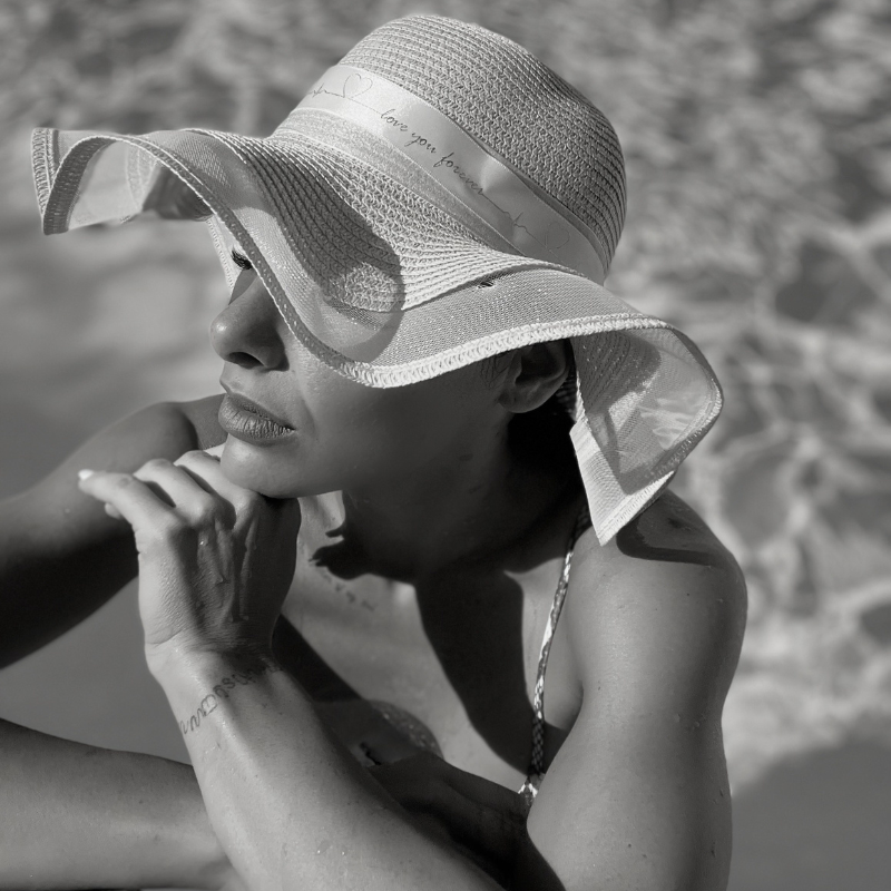 Charline Perrier avec un chapeau, portrait en noir et blanc - Newsletter 