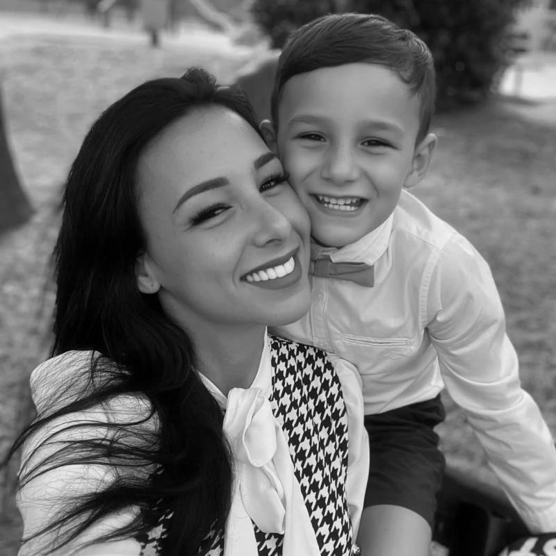 Charline Perrier avec son fils - portrait famille monoparentale en noir et blanc